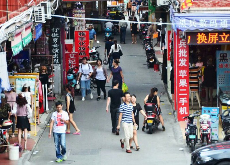 沙溪,一个闻名遐迩的服装小镇,这里的每一件衣服都承载着设计师的心血与当地匠人的智慧。今天,我们就来聊聊如何挑选适合自己的沙溪服装。